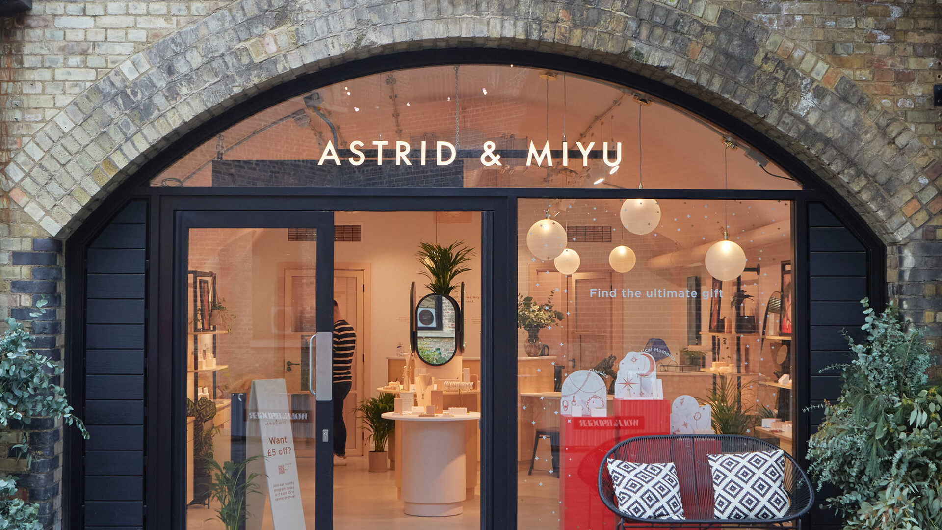 Astrid & Miyu Review: Exquisite Jewelry for the Modern Woman